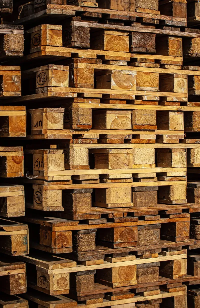 Estibas de madera apiladas para operación industrial